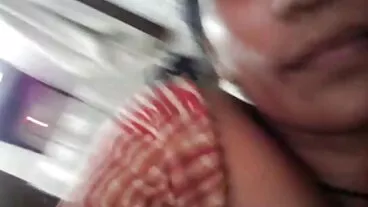 સોનેરી MILF મેગ્નિફિક પૂલમાં શાનદાર શરીર સેક્સી ચૌદા ચૌદી બતાવે છે