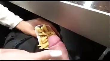 MYLF યમ્મી યોગા MILF સ્ટ્રેચિંગ પછી સવારી સેક્સ પોર્ન કરે છે